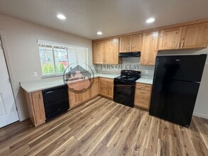 1010-1012 Highlands Loop in Willamina, OR - Foto de edificio - Building Photo