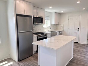 336 Lowell St, Unit 2 in Somerville, MA - Building Photo - Building Photo