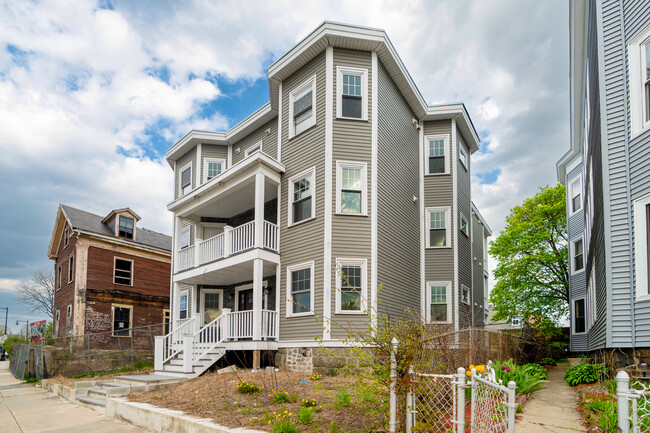 679 Columbia Rd in Dorchester, MA - Foto de edificio - Building Photo