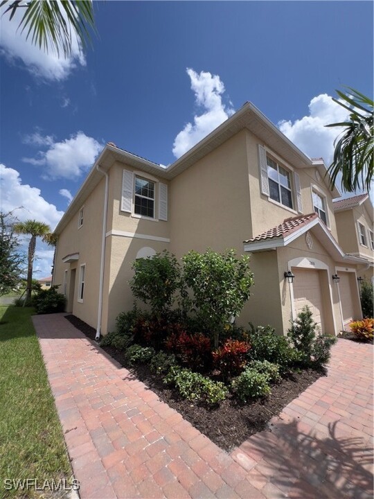 2806 Blossom Wy in Naples, FL - Foto de edificio