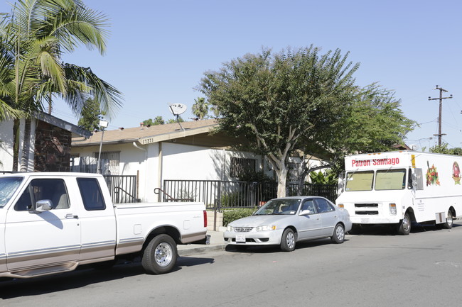 17371 Queens Ln in Huntington Beach, CA - Building Photo - Building Photo