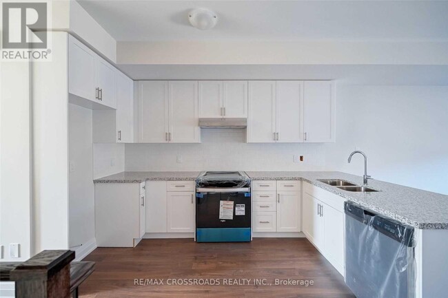 37 Creekbank Rd in Toronto, ON - Building Photo - Building Photo