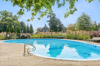 260 Brittany Dr in Ottawa, ON - Building Photo - Building Photo