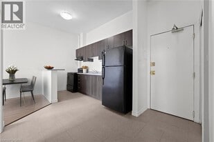 27 Bridge St in Brantford, ON - Building Photo