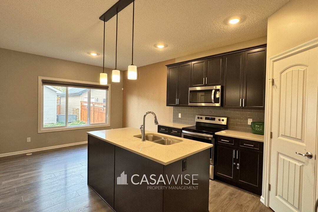342 Desrochers Blvd SW in Edmonton, AB - Building Photo