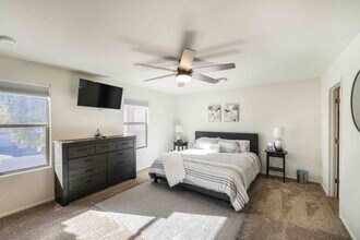 10948 W Elm St in Phoenix, AZ - Foto de edificio - Building Photo