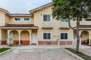 7449 NW 181st St in Hialeah, FL - Building Photo