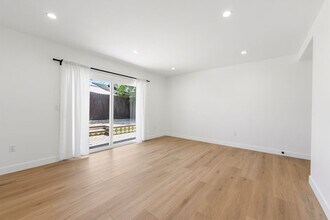 2817 Sycamore Ave in Glendale, CA - Foto de edificio - Building Photo