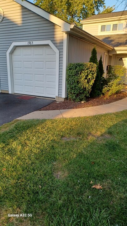 1965 Georgetown Ln in Hoffman Estates, IL - Building Photo