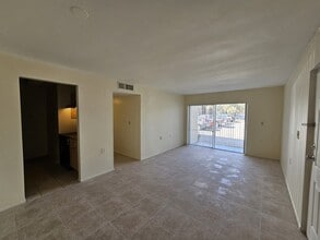 1153 Lake Victoria Dr in Royal Palm Beach, FL - Foto de edificio - Building Photo