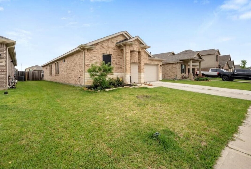 8434 Baywatch Cir in Mont Belvieu, TX - Building Photo