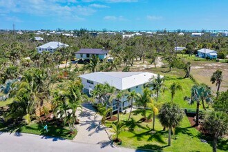 6093 Henderson Rd in Sanibel, FL - Foto de edificio - Building Photo