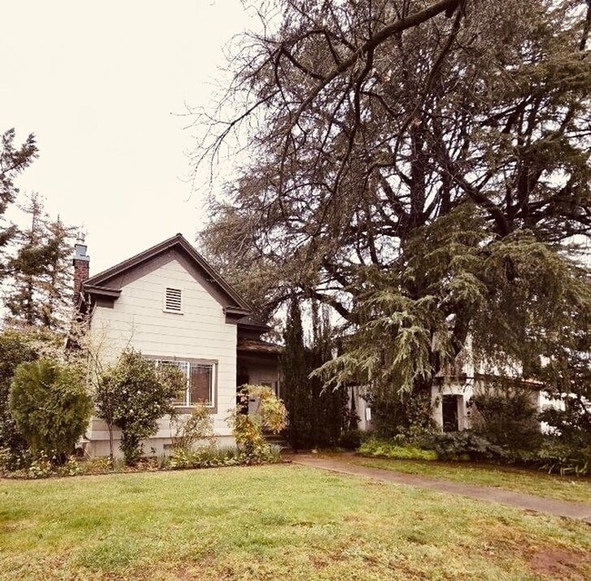 1318 Trinity St in Redding, CA - Building Photo - Building Photo