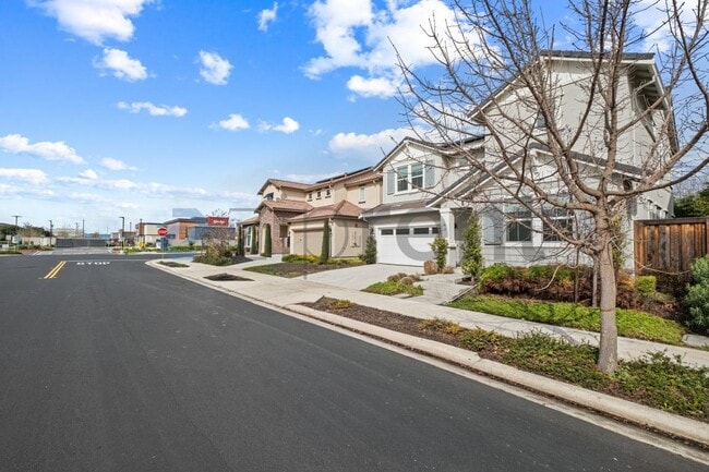 285 Bear Creek Dr in Brentwood, CA - Building Photo - Building Photo