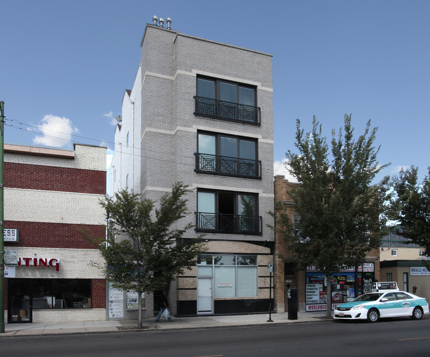 2046 W Devon Ave in Chicago, IL - Building Photo