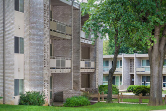 Riverside Plaza Apartments in Oxon Hill, MD - Building Photo - Building Photo