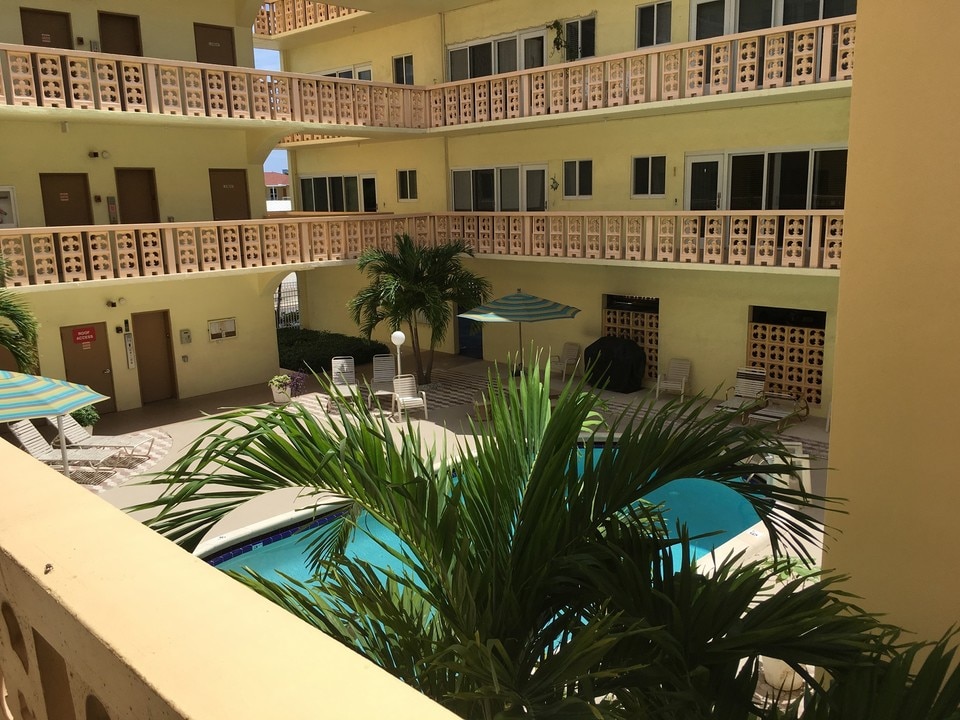 1818 Rodman St, Unit 2F in Hollywood, FL - Foto de edificio