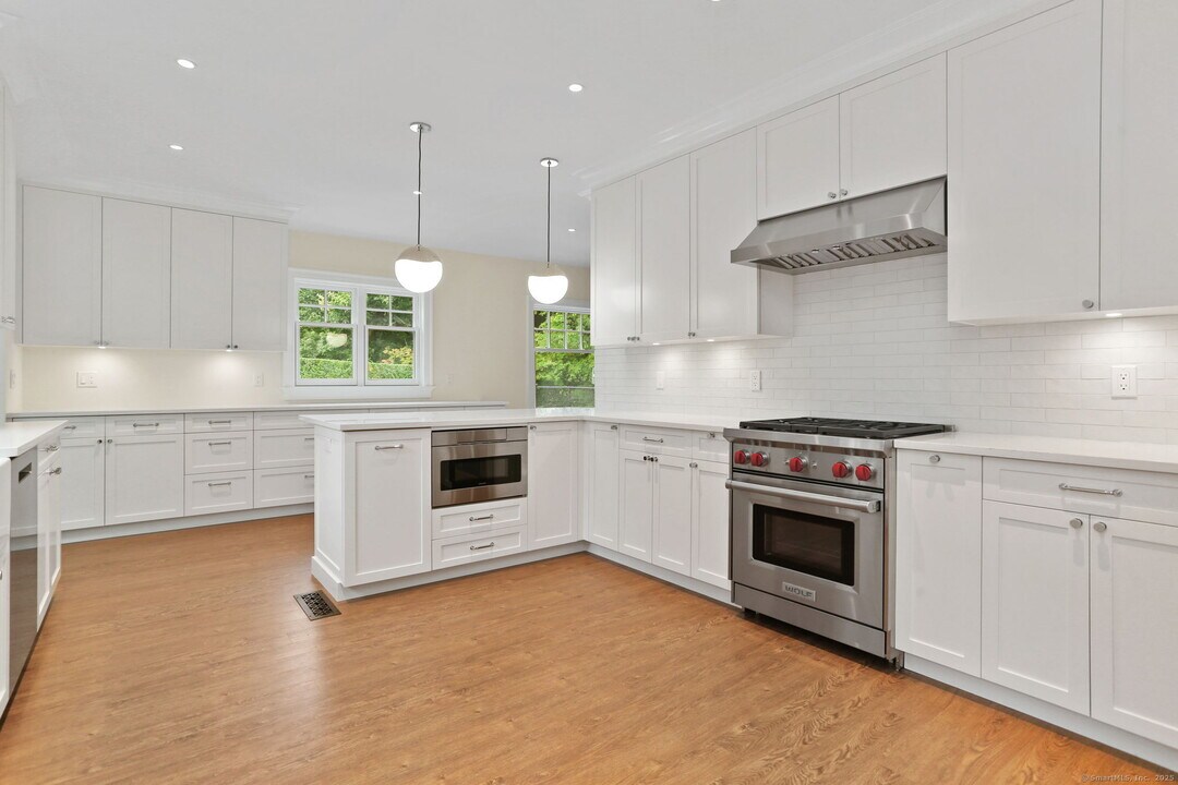 11 Augustus Ln in Greenwich, CT - Building Photo
