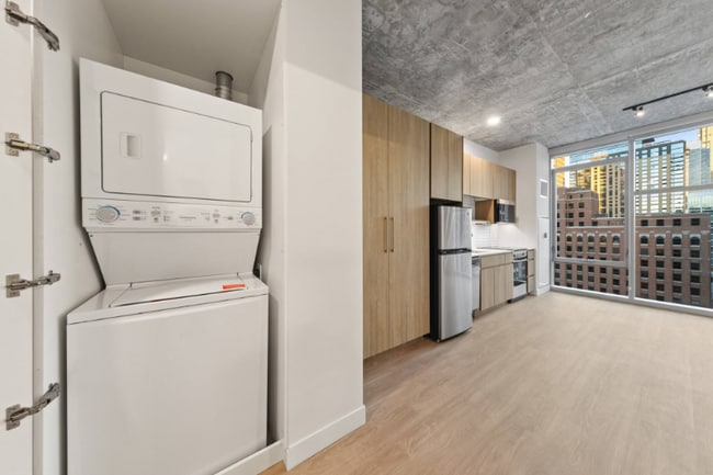 200 W Institute Pl in Chicago, IL - Building Photo - Building Photo
