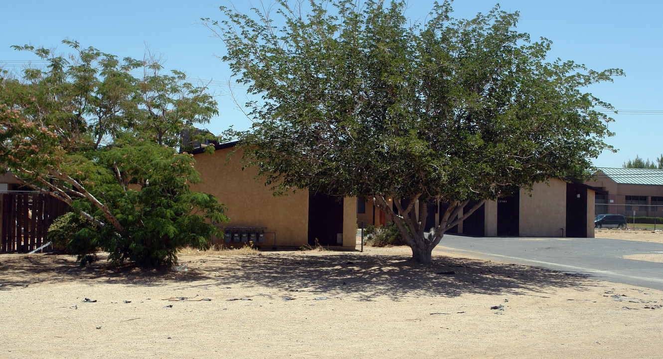 15365 Wanaque Rd in Apple Valley, CA - Foto de edificio