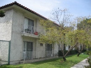 Reseda On The Park in Reseda, CA - Foto de edificio - Building Photo