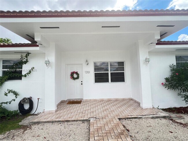 1351 SW 70th Ave in Miami, FL - Building Photo - Building Photo