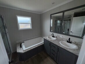 300 Patriot Ln in Collinston, LA - Foto de edificio - Building Photo