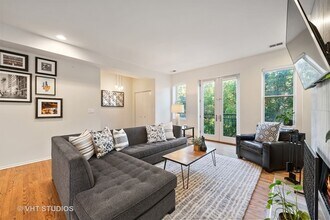 844 W Diversey Pky, Unit 3W in Chicago, IL - Building Photo - Building Photo