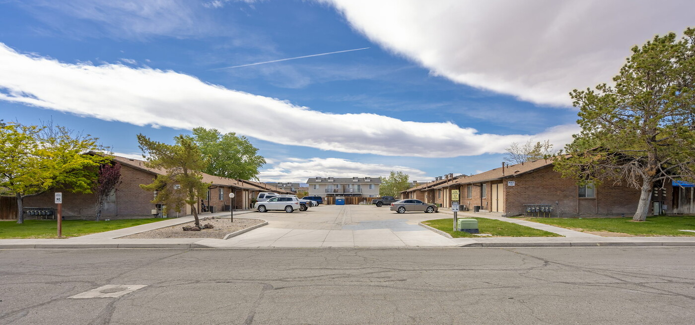 360 Jill Ct in Fernley, NV - Building Photo