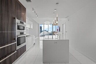 851 NE 1st Ave in Miami, FL - Building Photo - Building Photo