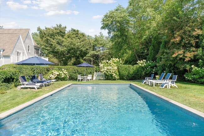 72 Barnhart St in Southampton, NY - Building Photo - Building Photo