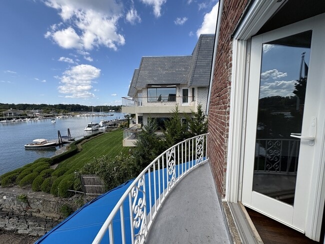 700 Steamboat Rd in Greenwich, CT - Building Photo - Building Photo