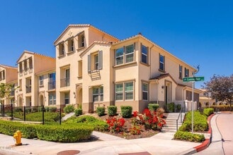 401 Camino Ruiz in Camarillo, CA - Building Photo - Building Photo
