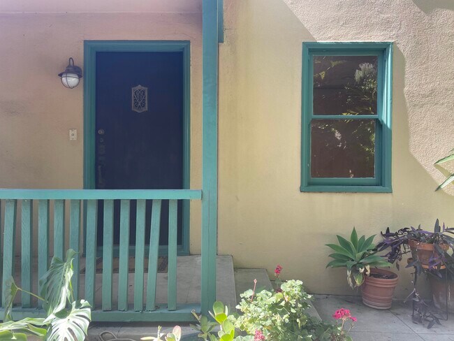 1521 Portia St in Los Angeles, CA - Foto de edificio - Building Photo