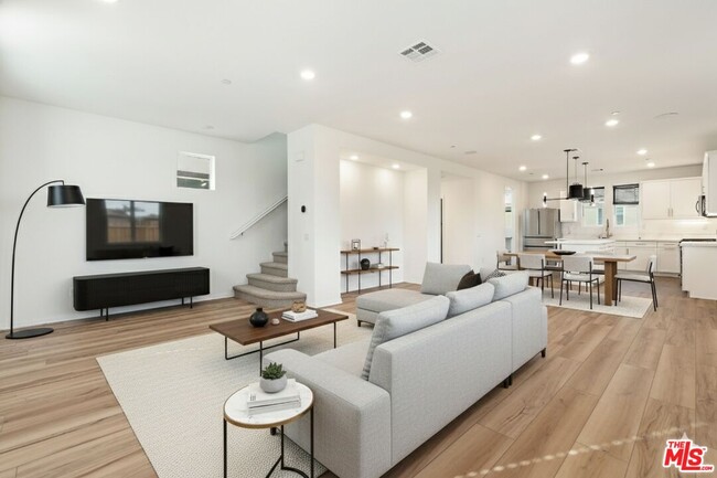 725 Daniel Freeman Cir in Inglewood, CA - Building Photo - Building Photo