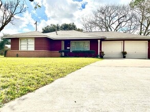 1735 S Park in Alvin, TX - Building Photo - Building Photo