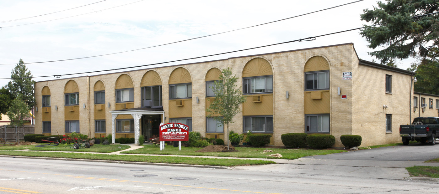 Bonnie Brooke Manor in Waukegan, IL - Building Photo