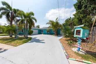 4643 Bay Crest Dr in Tampa, FL - Building Photo - Building Photo
