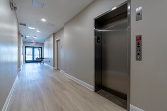 Hines View Apartments - 55+ in Westland, MI - Foto de edificio - Interior Photo