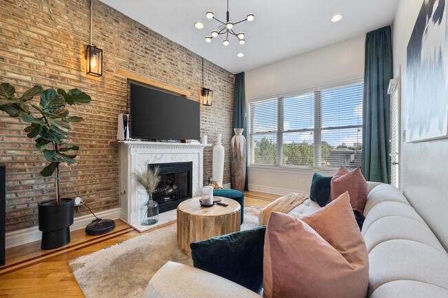 4902 S Forrestville Ave in Chicago, IL - Building Photo - Building Photo
