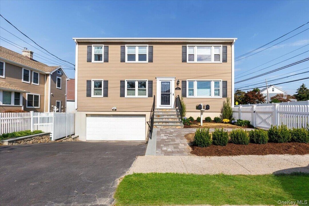 105 Florence St in Mamaroneck, NY - Building Photo