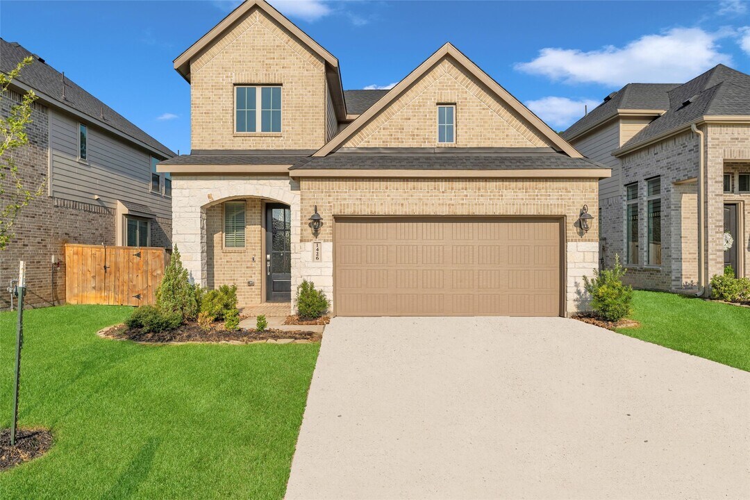 1426 Northwood Blf Ln in Pinehurst, TX - Building Photo