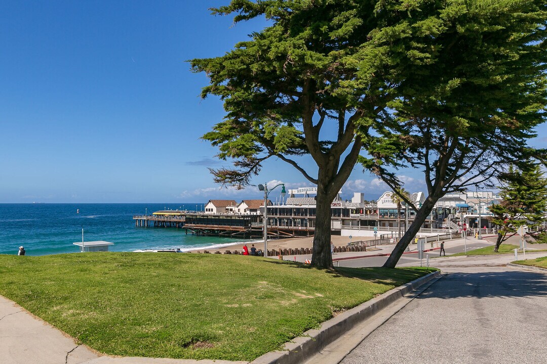 520 Esplanade, Unit UnitB in Redondo Beach, CA - Foto de edificio