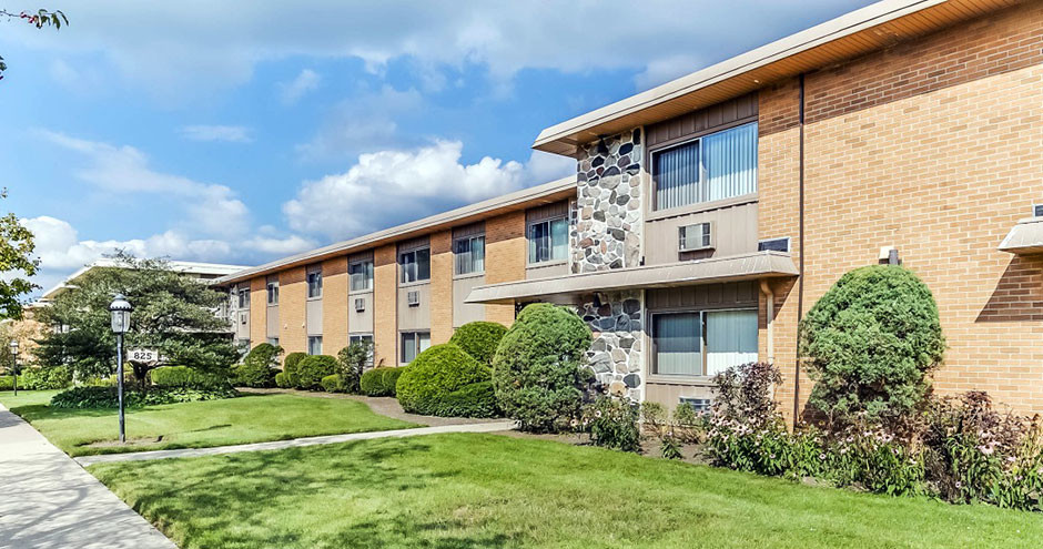 Imperial Tower Apartments in Waukegan, IL - Building Photo