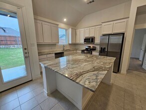 3915 Chesapeake Ln in Heartland, TX - Building Photo - Building Photo