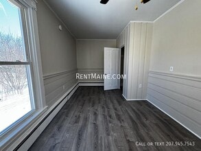 73 Mt Pleasant Ave, Unit 2 in Skowhegan, ME - Foto de edificio - Building Photo