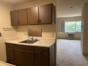 Spring Harbor Apartments in Madison, WI - Foto de edificio - Building Photo