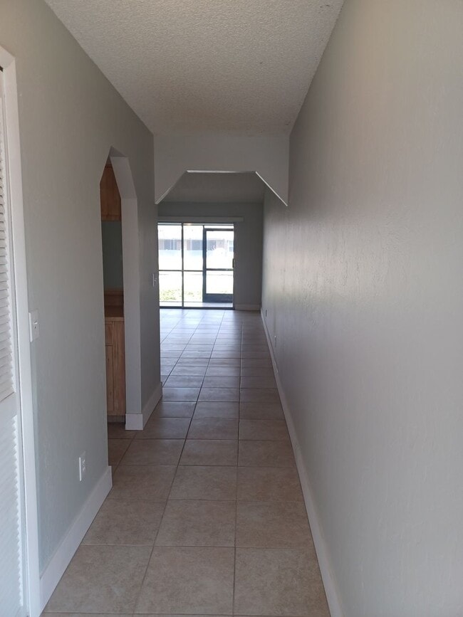Community Pool / All Tiled Unit with a screened in lanai / Water Included & 1 mnth FREE, Unit 913 Gleason Pkwy #2 in Cape Coral, FL - Foto de edificio - Building Photo