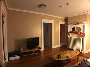 33 Dennison St, Unit 1 in Newport, RI - Foto de edificio - Building Photo