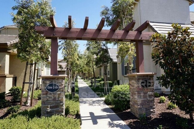 239 W Santa Cruz Way in Mountain House, CA - Building Photo - Building Photo